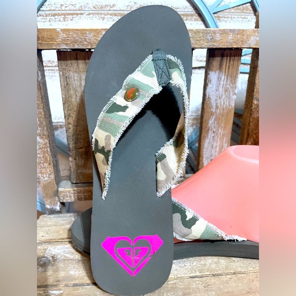NEW ROXY Camouflage FLIP FLOPS WOMEN'S THONGS. SZ 8.5